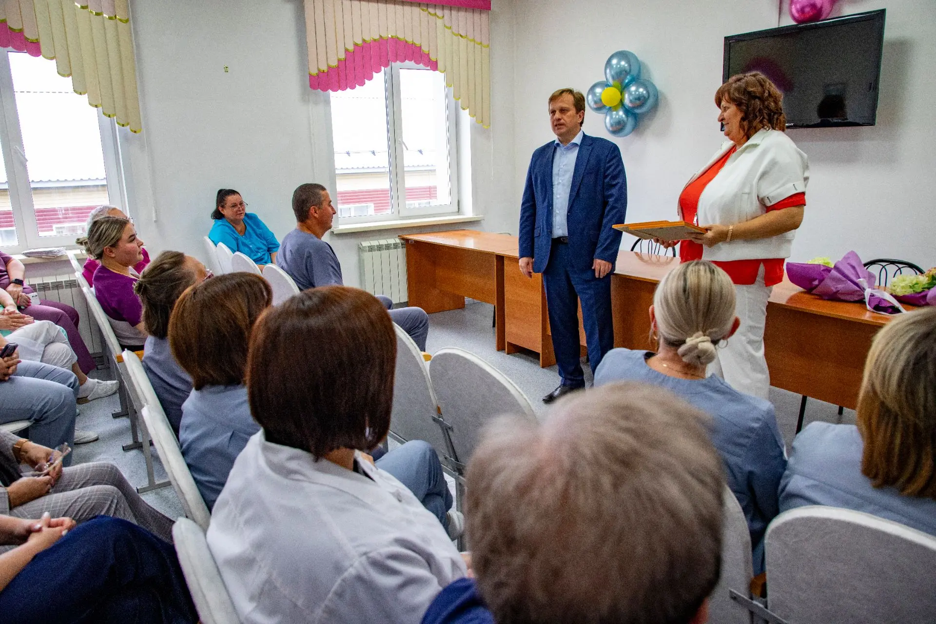 Рабочая поездка министра здравоохранения Алтайского края Д.Попова продолжилась в КГБУЗ ...