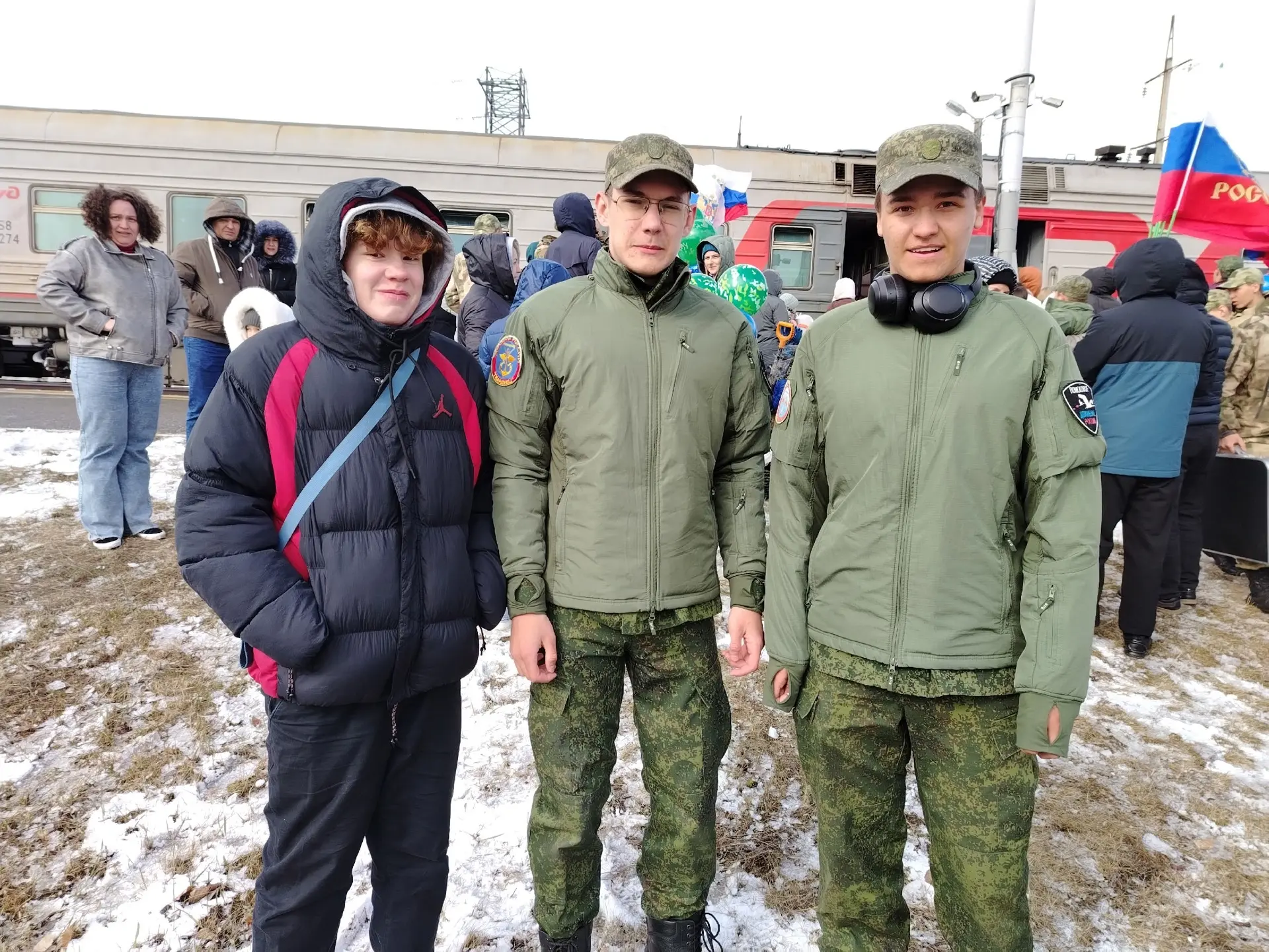 🇷🇺ПАТРИОТЫ РОССИИ  На перроне железнодорожного вокзала Нижневартовска очень оживленно. Мамы и папы, 