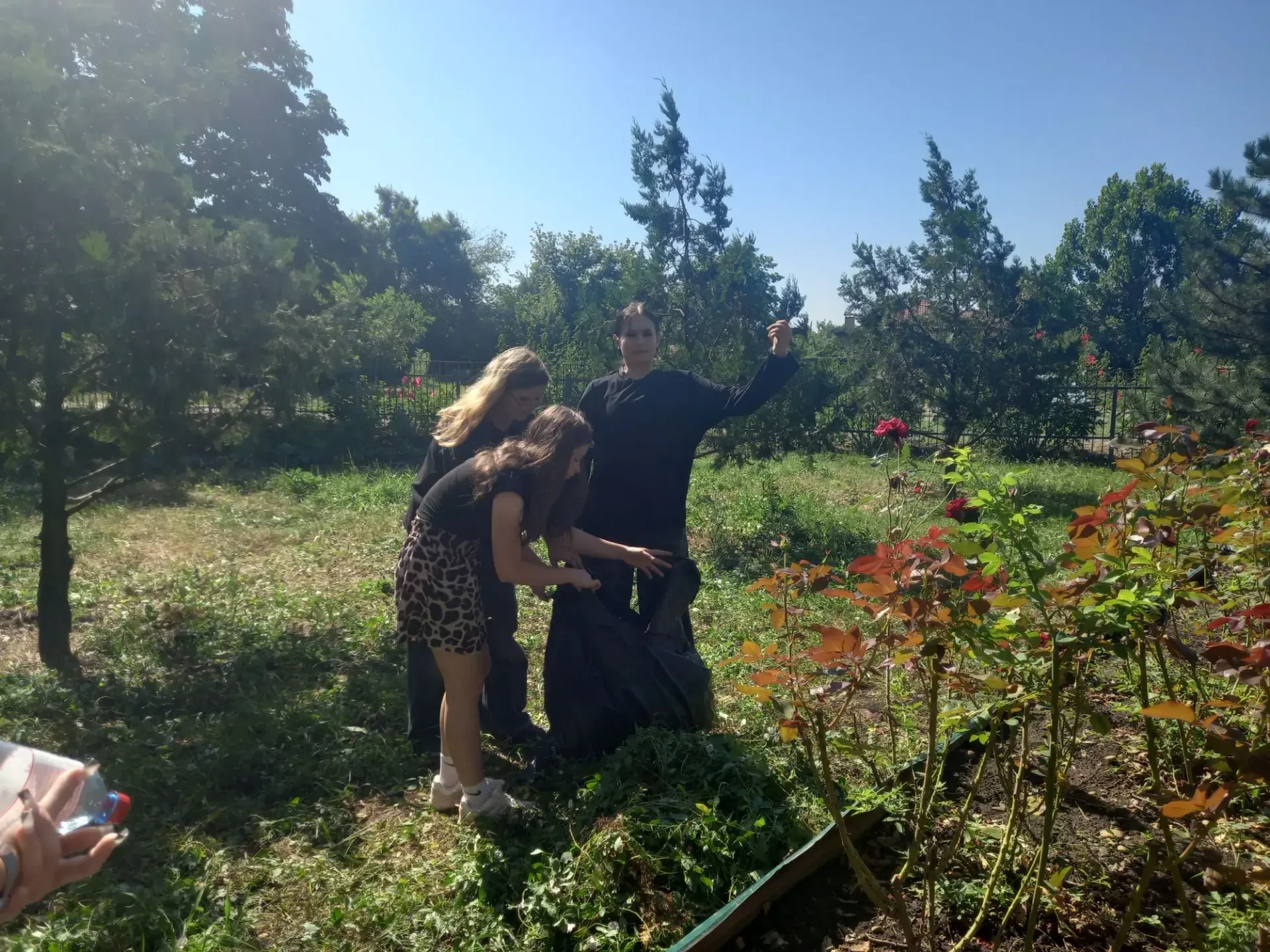 🌞 Жаркий августовский день, а на школьном дворе кипит работа! 🧹🌱
