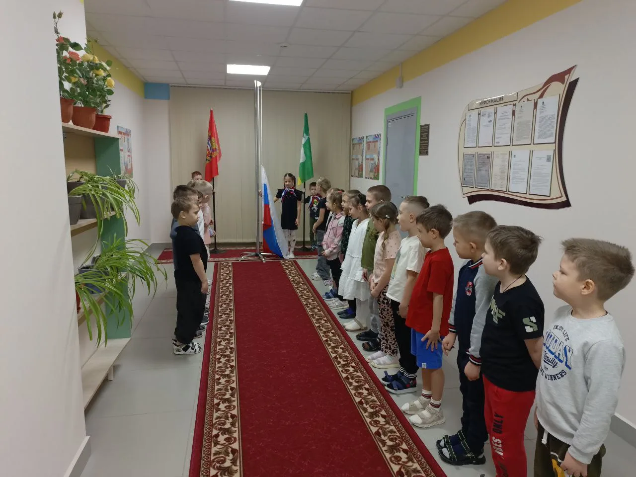 Эта неделя началась традиционно с поднятия флага под гимн РФ. Право поднять флаг выпала...