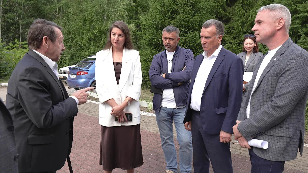 👍 Депутат Госдумы Геннадий Скляр осмотрел стройплощадку больницы в Людинове