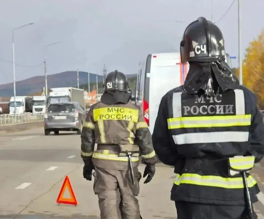Спасатели вытащили пострадавшего из смятого грузовика под Читой