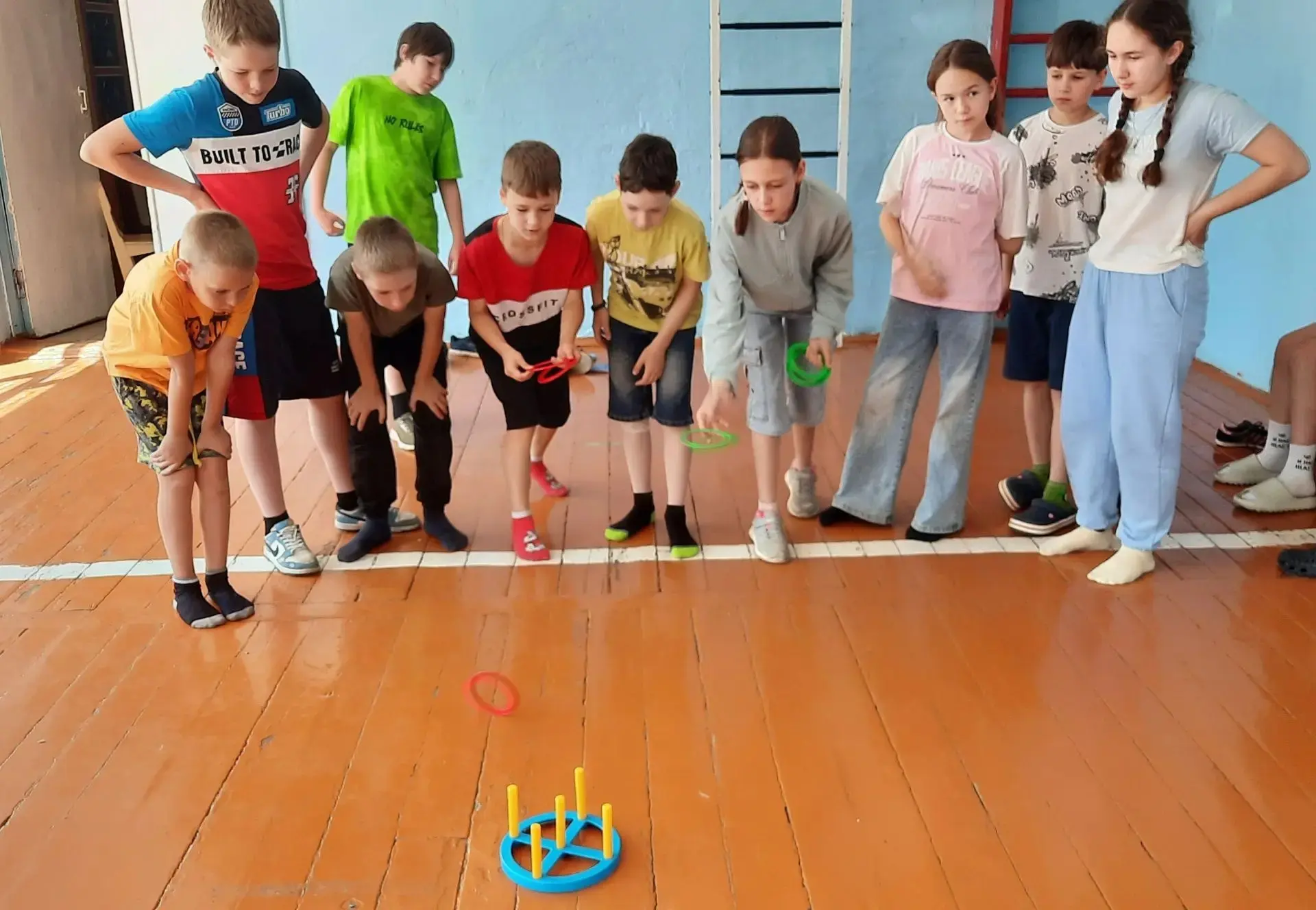 Каникулы, каникулы… 
Весёлая игра. 
Каникулы, каникулы… 
Всем отдохнуть пора.
Лето – чудесное время 