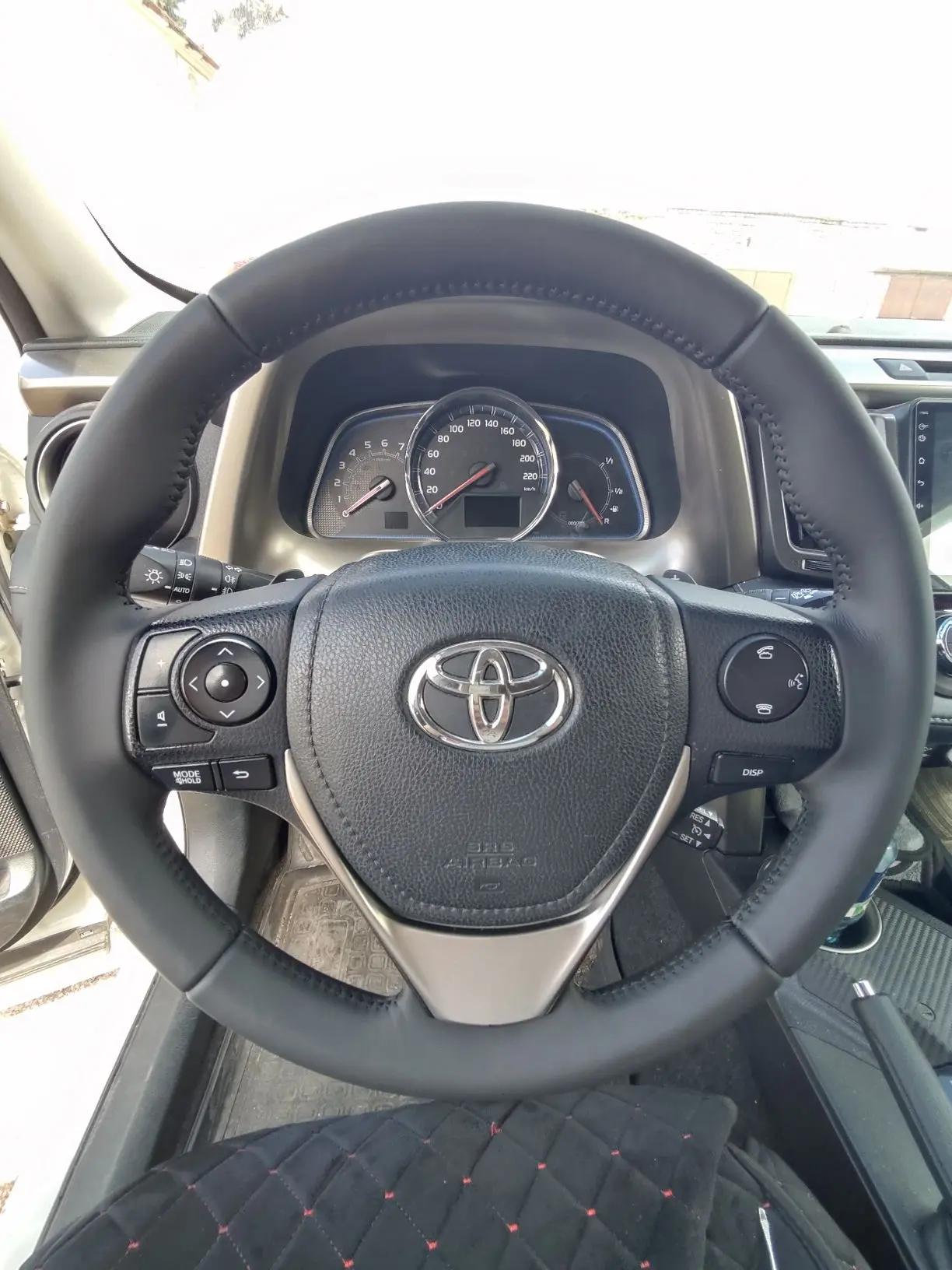 Тойота RAV4 заводская кожа облезла , заморочился по максимуму - перетяжка в натуральную...