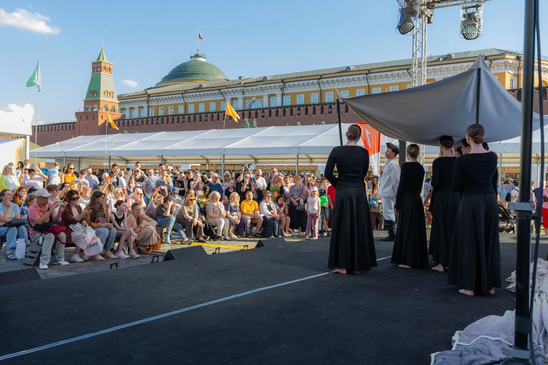 5 июня на Книжном фестивале «Красная площадь» артисты Культурного центра «Строгино» представили спек