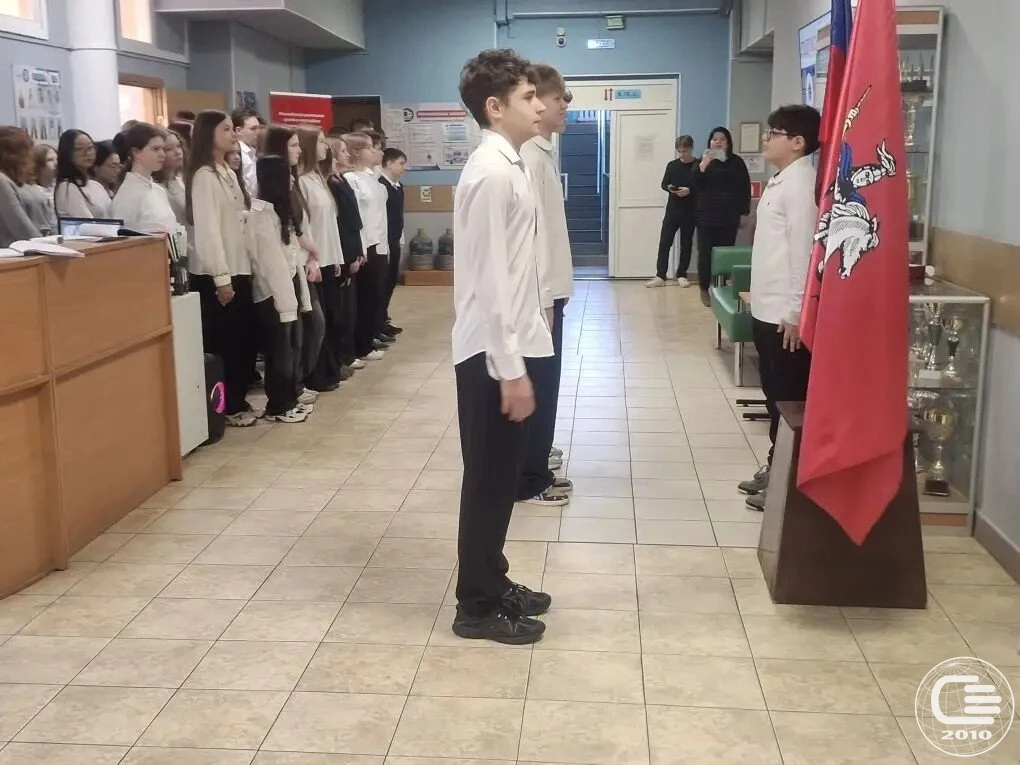 🇷🇺 Новая учебная неделя началась с поднятия флага  В нашей школе прошла традиционная торжественная ц