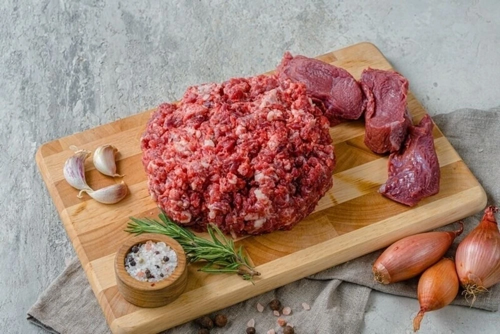 Продается фарш говяжий из охлажденного мяса, расфасованный в упаковку весом 1 /2/3/5 кг.