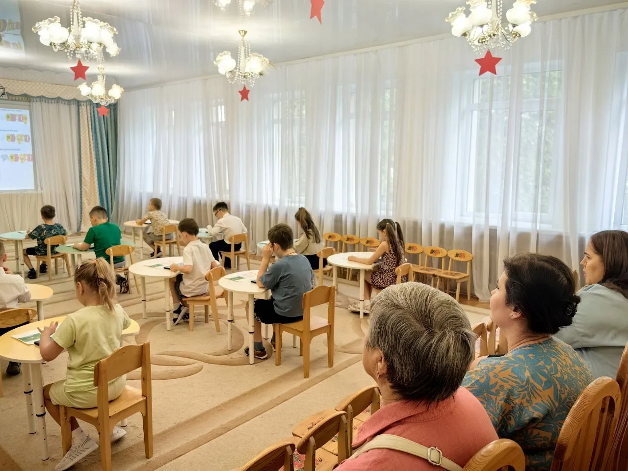 👨‍💻 Юные программисты

В детском саду прошло итоговое занятие по основам программирования. Дети с 
