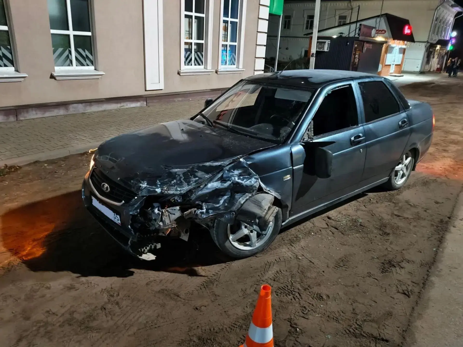 В Великом Устюге нарушитель совершил столкновение с патрульным автомобилем Госавтоинспе...