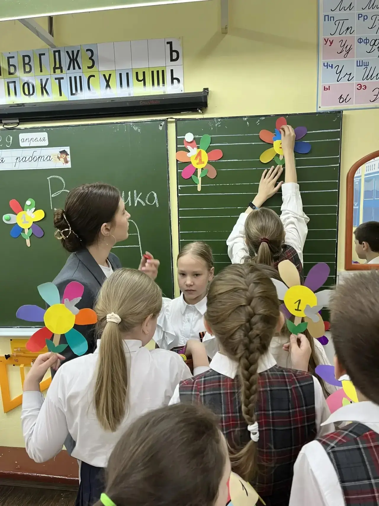 Бекинева Вероника  из 10  класса прошла  отборочный тур областного конкурса «Нам по пути» и уже пров