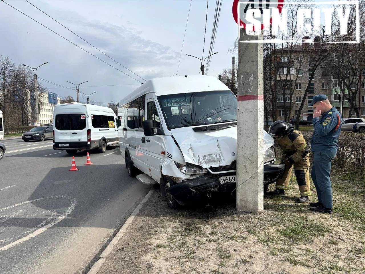 Водителю автобуса стало плохо за рулём, на ул. Калинина  На месте все оперативные службы!  Подписать