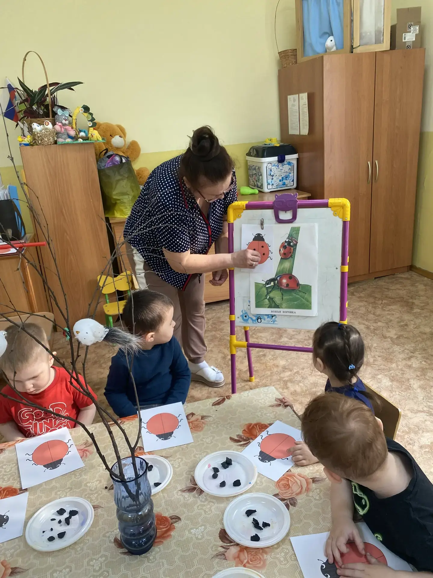 Воспитанники группы раннего возраста на занятии лепили «Божью коровку» . Формировали у ...