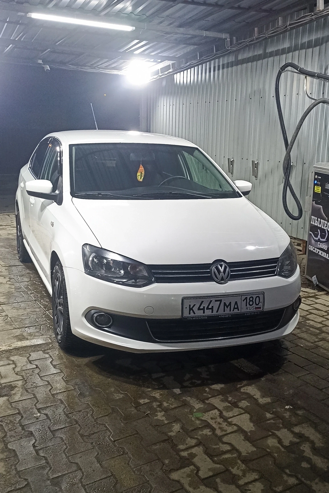 Продам Volkswagen Polo (Фольксваген Поло) 2011 года выпуска.Двигатель 1.6, работает отлично,расхода 