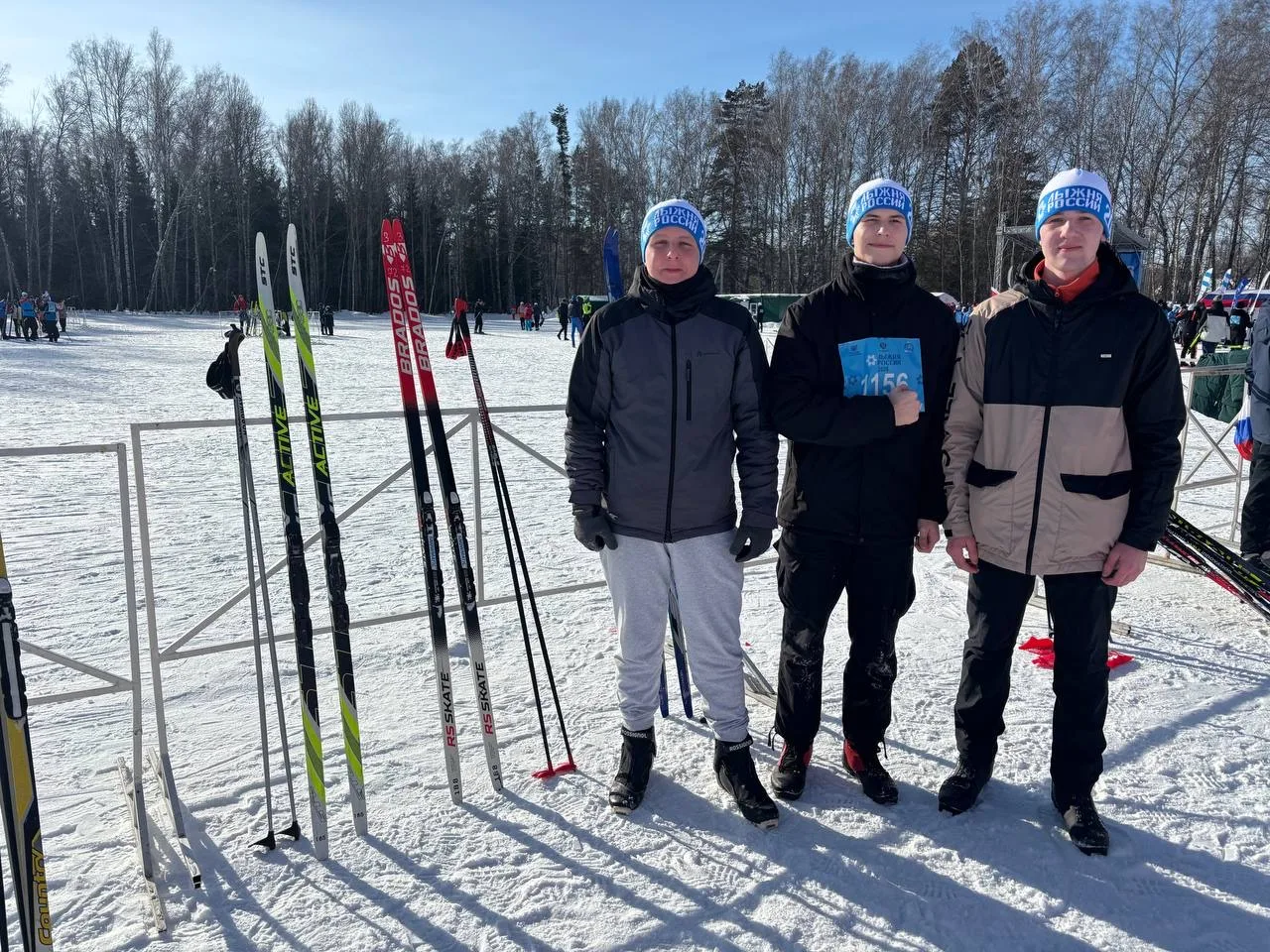 ☀️В такой солнечный зимний денек наши ребята и Любовь Николаевна наслаждаются лыжным забегом на спор