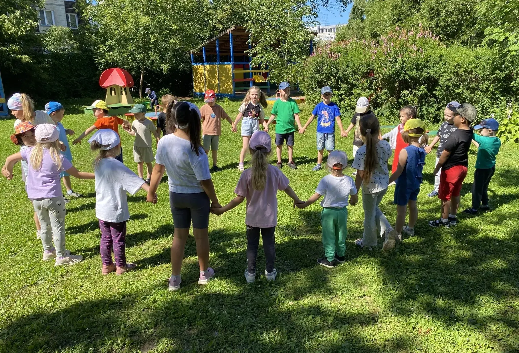 💃🌞ТАНЦЫ НА СВЕЖЕМ ВОЗДУХЕ🌞💃
В пятницу на прогулке мы здорово потанцевали: дети очень живо отклик