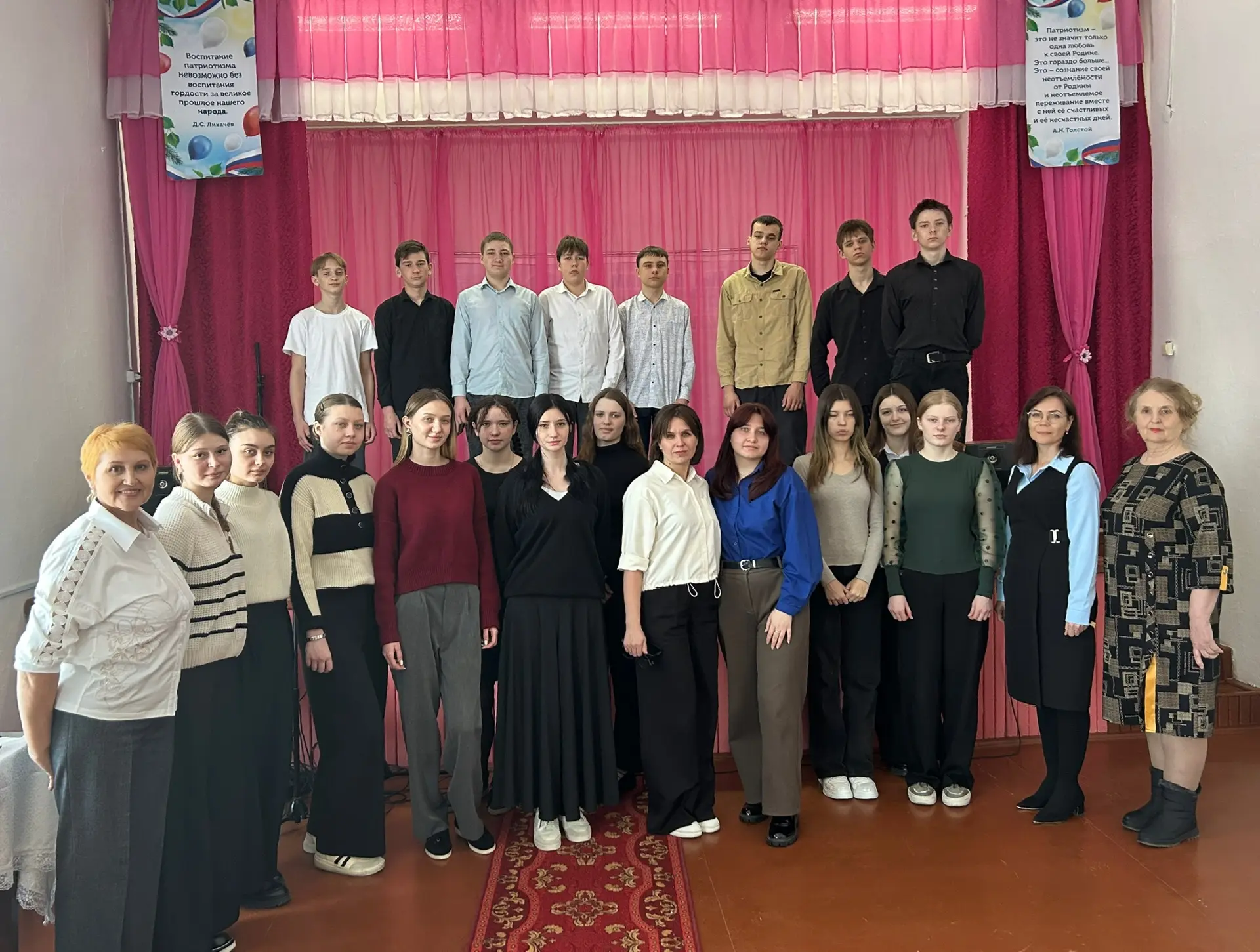 В понедельник, 16 марта  в нашу школу пришла в гости бывшая ученица, умница и красавица...