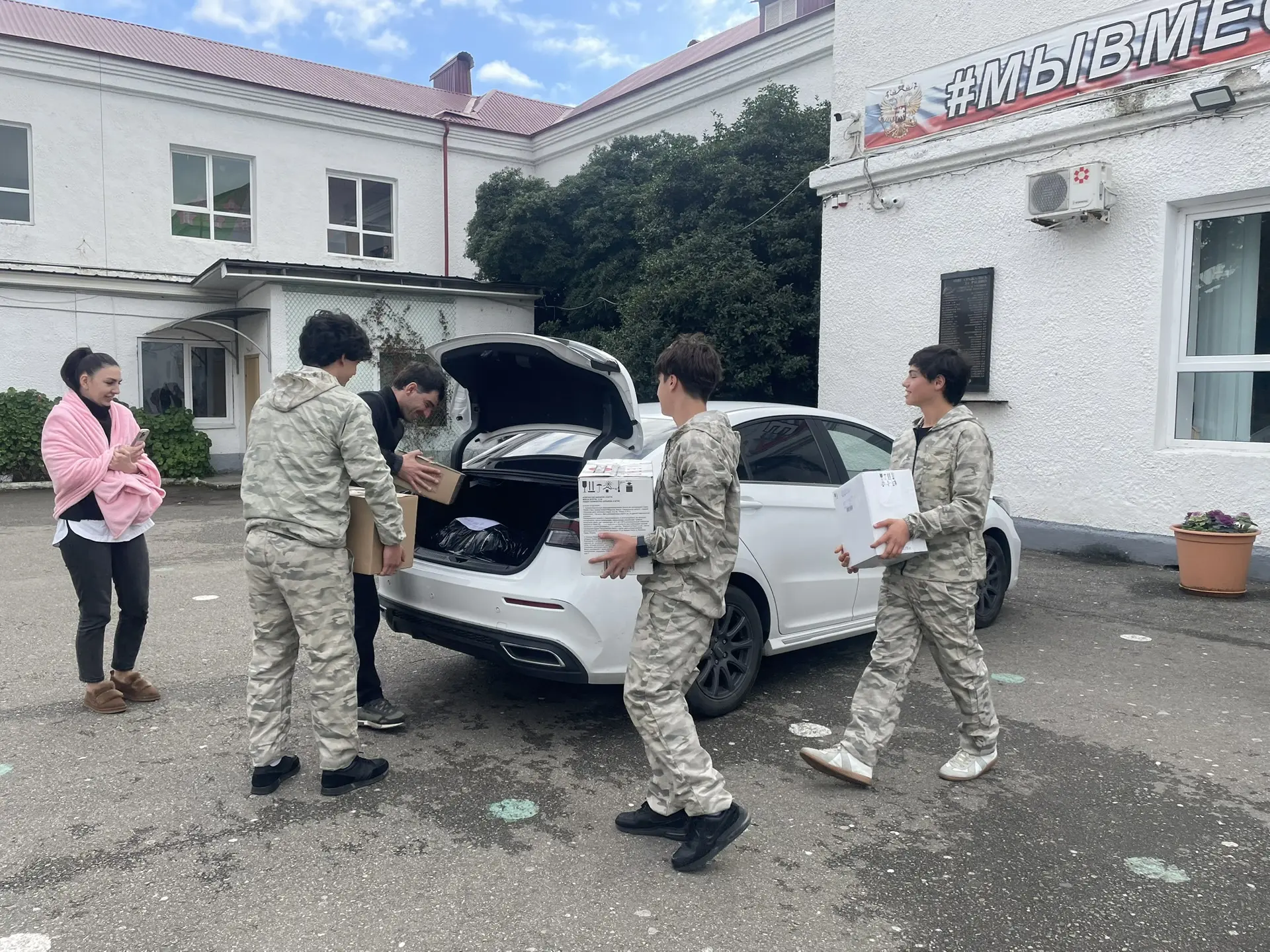 🇷🇺 Гуманитарная помощь участникам СВО 🇷🇺   В нашей школе прошла акция «Своих не бросаем». Обучающиес