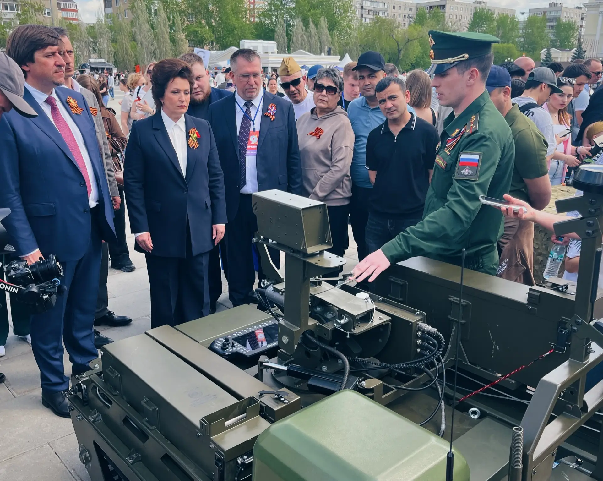 На площади 400-летия Тюмени развернулась очень увлекательная выставка.   Военно-патриотические экспо