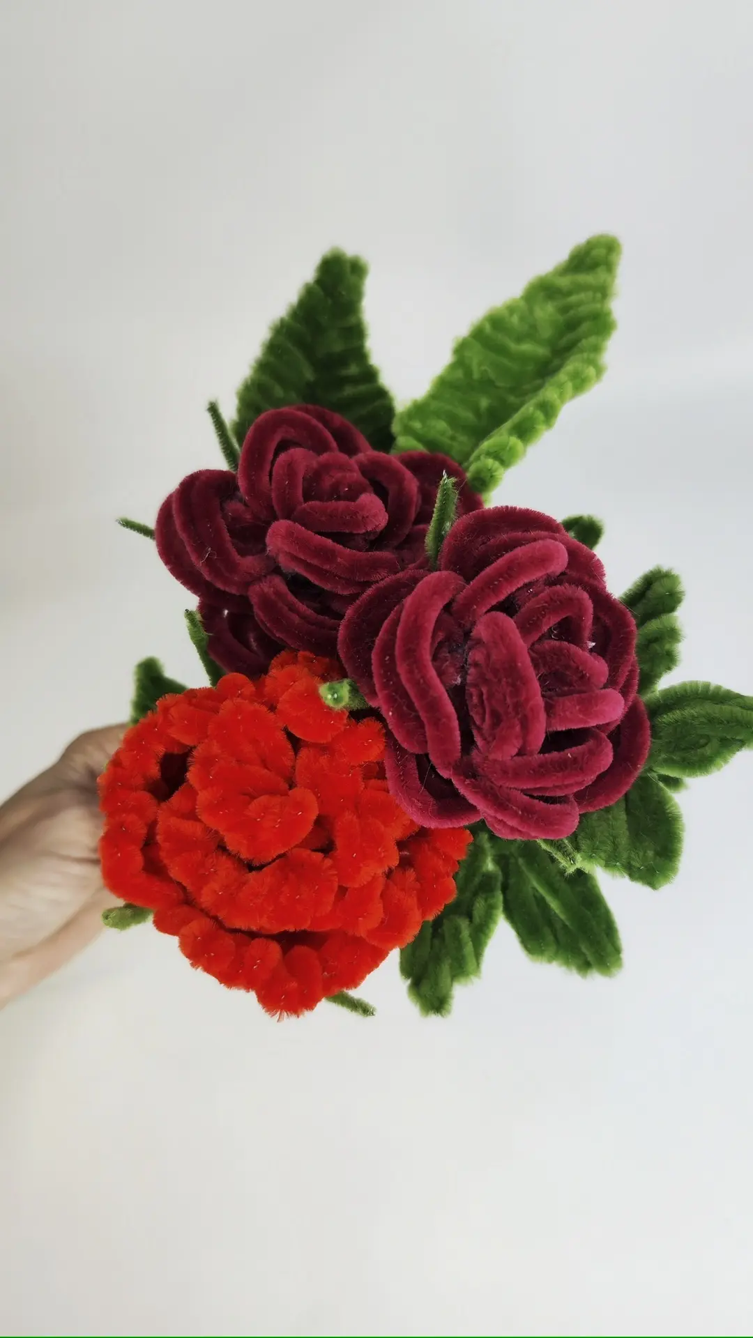 Розы🌹  * Красная классическая роза. Имено такие розы мы видим в букетах из Синельной проволки. Незам