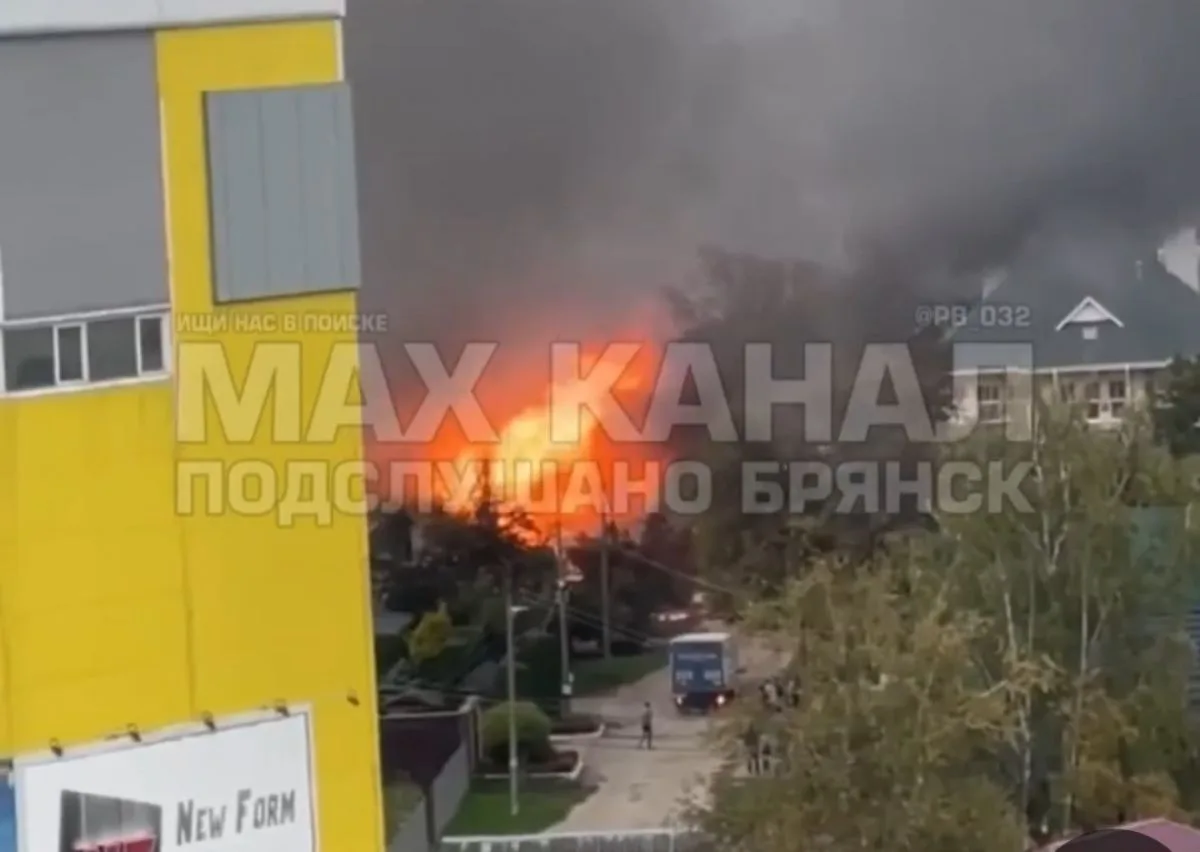 В районе Таксопарка в Брянске очевидцы наблюдают сильнейший пожар