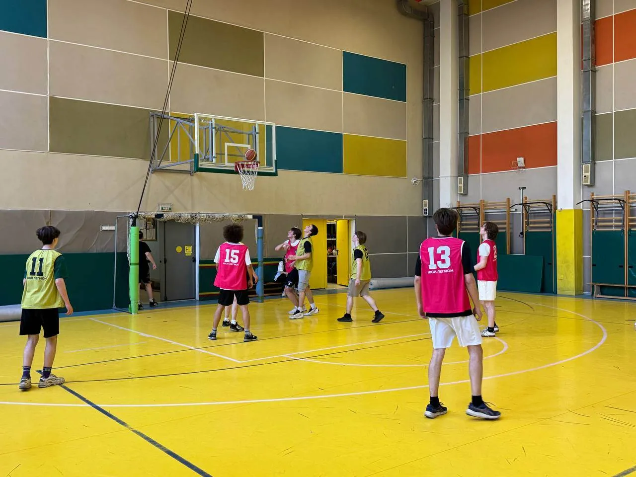 🏀 Вчера в школьном спортзале состоялось торжественное открытие турнира по баскетболу на «Кубок дирек