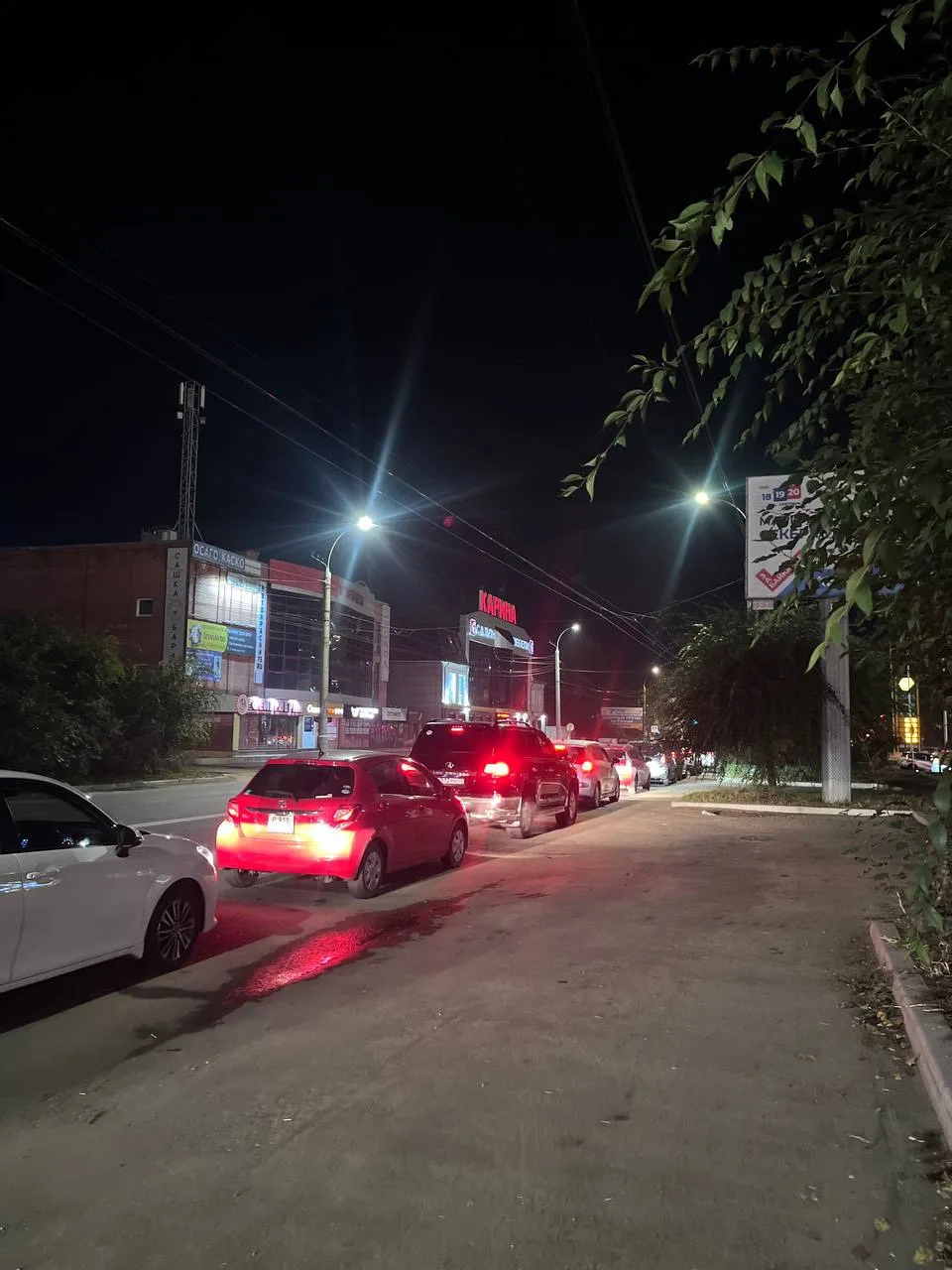 У разных заправок уже образовались большие пробки и очереди.