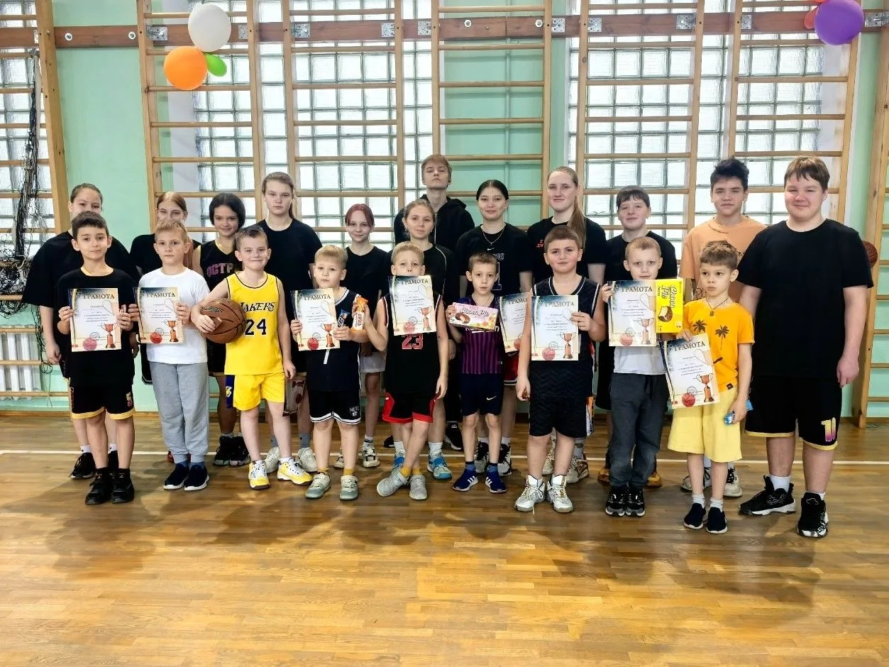 🏀 Спортивный зал школы № 1 стал центром притяжения для всех любителей баскетбола. Здес...