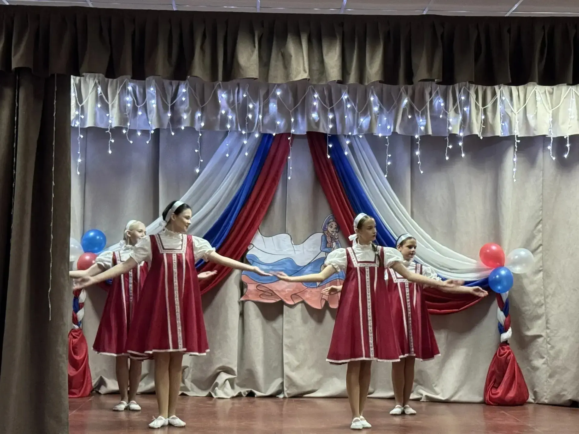 🎈В городе Молодогвардейске и с. Самсоновка прошли праздничные мероприятия, приуроченные ко Дню Росс