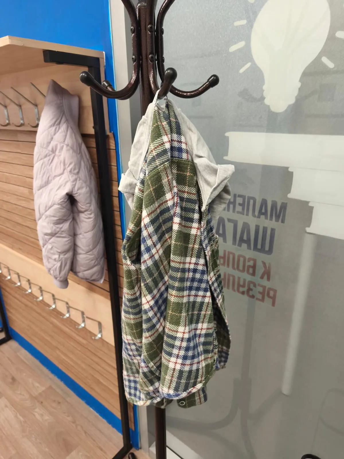 Уважаемые родители! 🌷 Кто забыл у нас эти куртки? Пожалуйста, напишите мне в личные со...