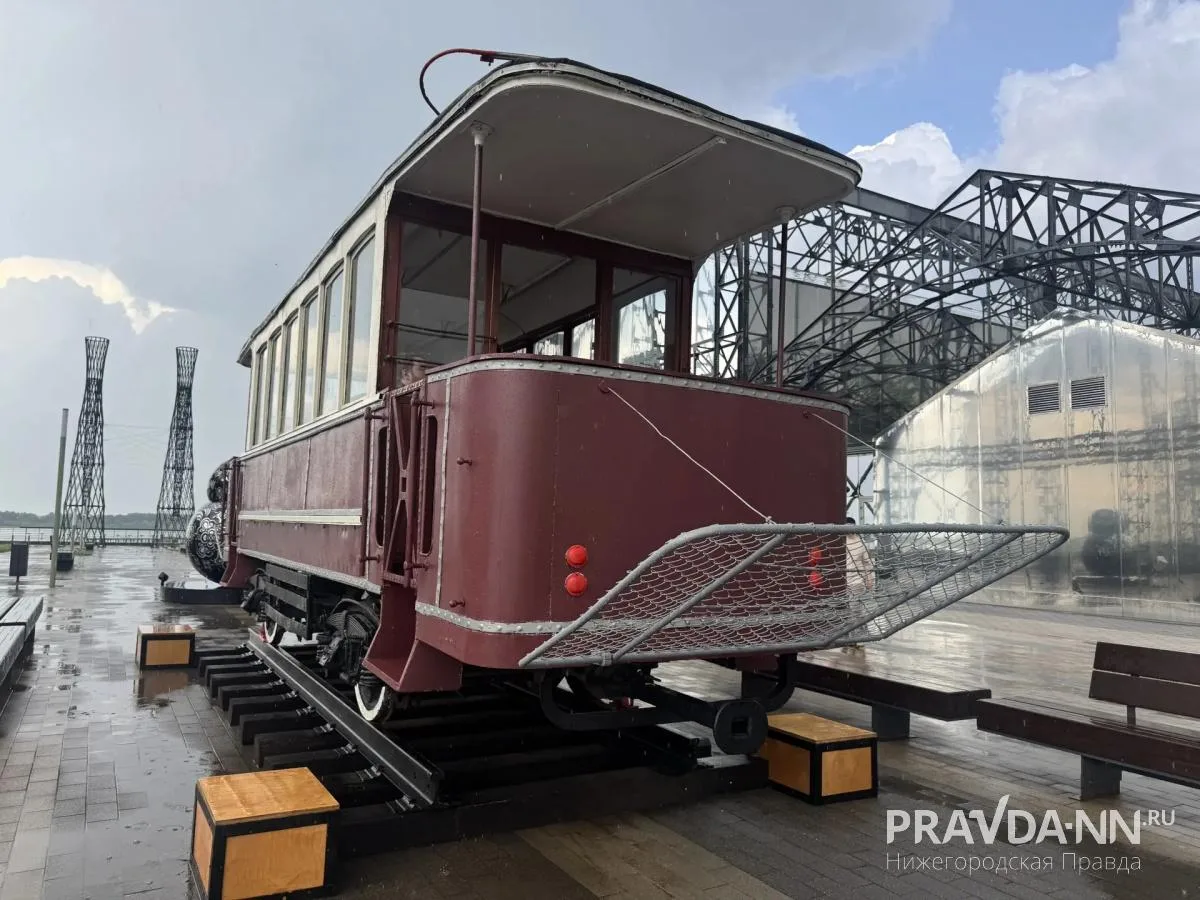 🚋 Новый арт-объект появился на Стрелке — трамвай XIX века!