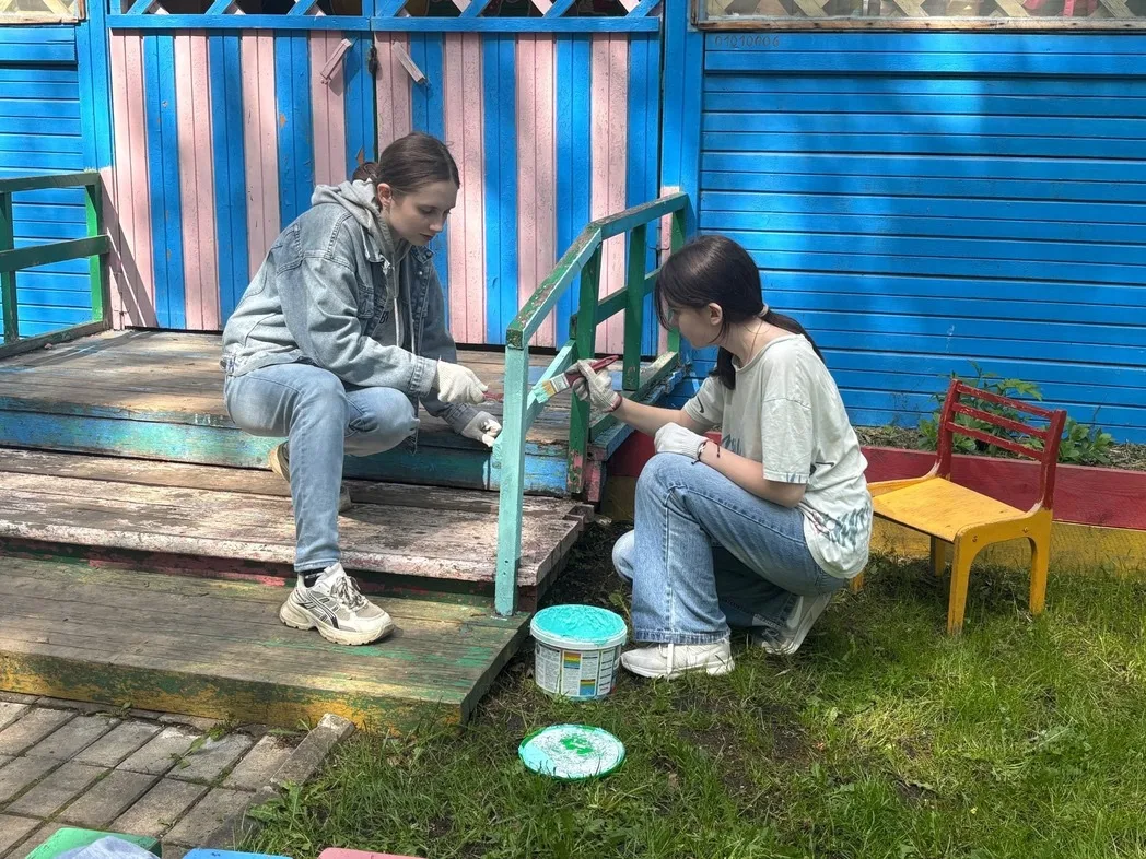 Первая трудовая бригада подростков приступила к работе в Территориальном центре социальной помощи се