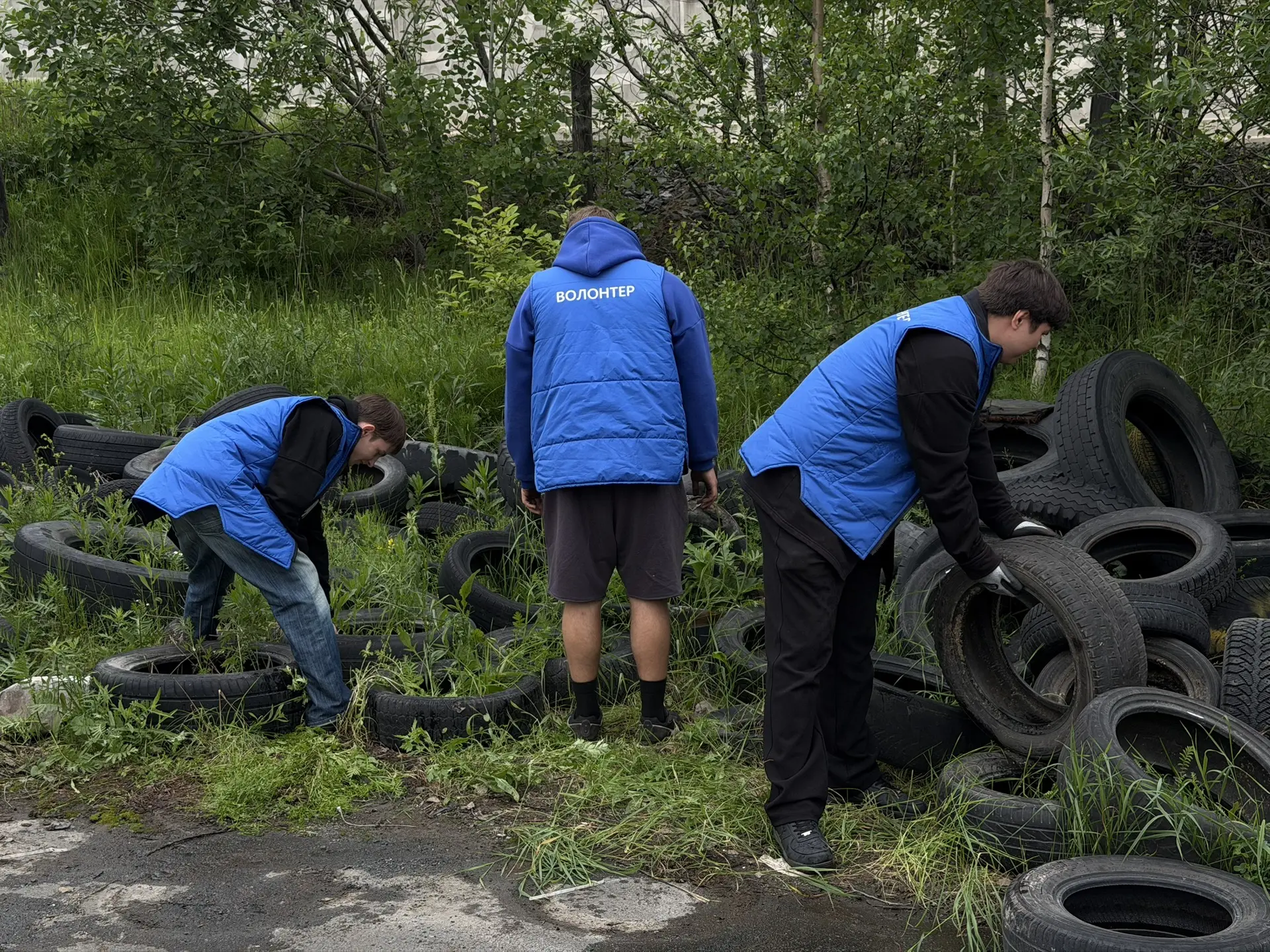Сегодня активисты молодёжного центра «Смена» провели уборку автомобильных покрышек в ме...