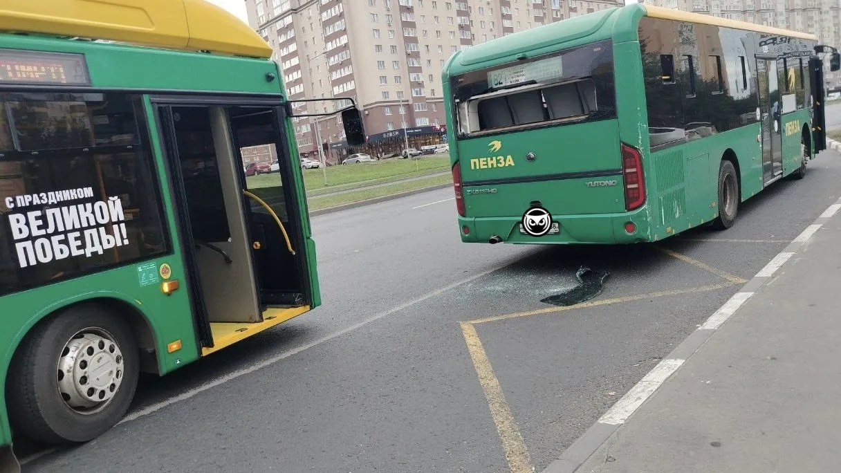 Фото вчерашнего ДТП на остановке «Школа 76». Две единицы общественного транспорта.