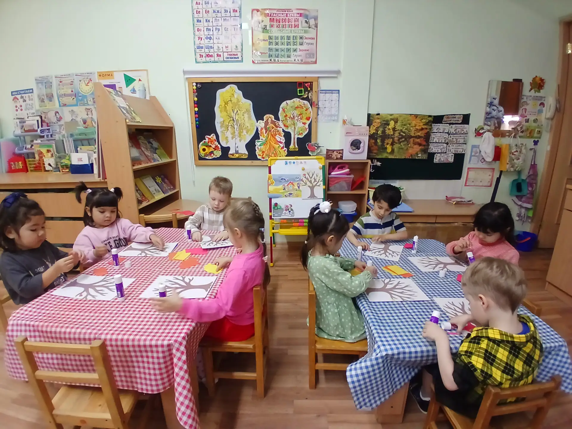 В группе «Птички» на занятии ребята создавали обрывную аппликацию «Осеннее дерево». Дет...