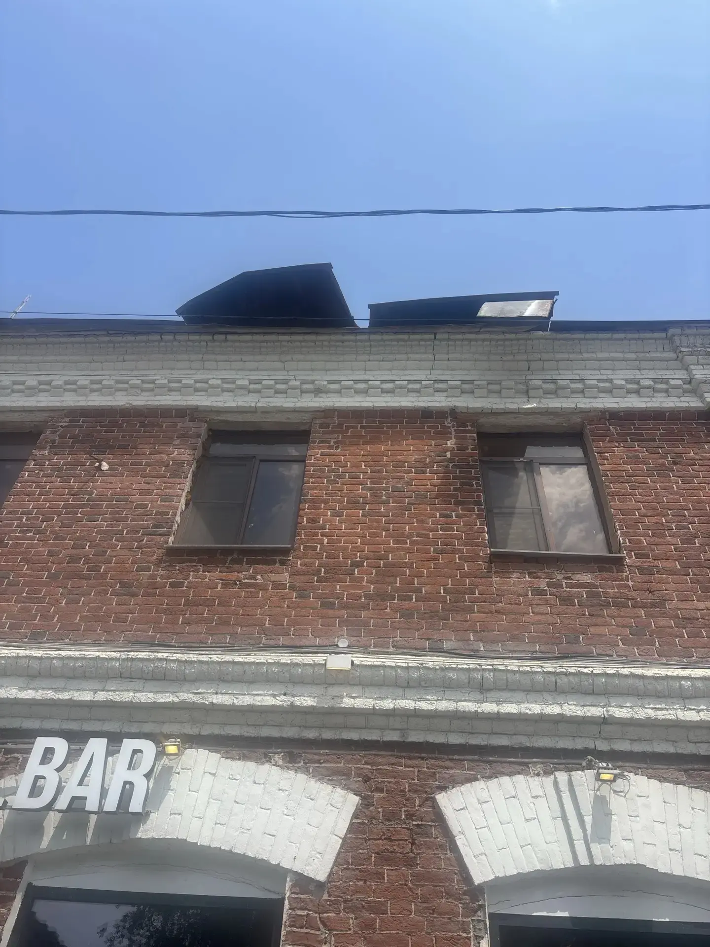 Городские спасатели закрепили опасное железо на крыше здания