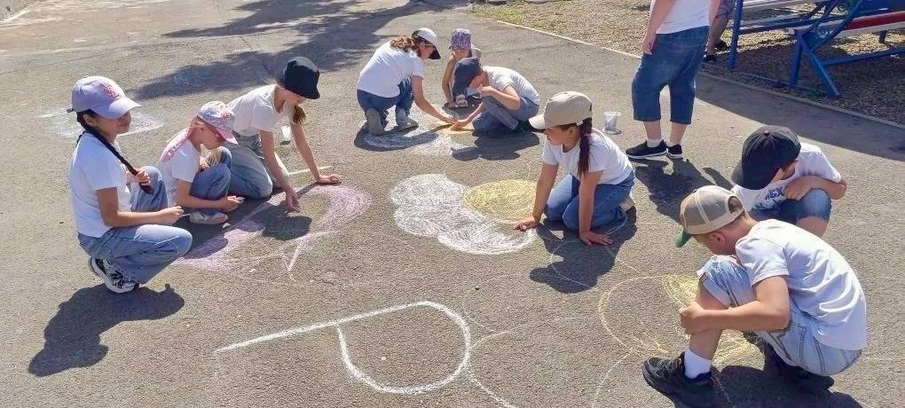 ☀️Сегодня в нашем школьном лагере состоялся захватывающий конкурс рисунков на асфальте,...