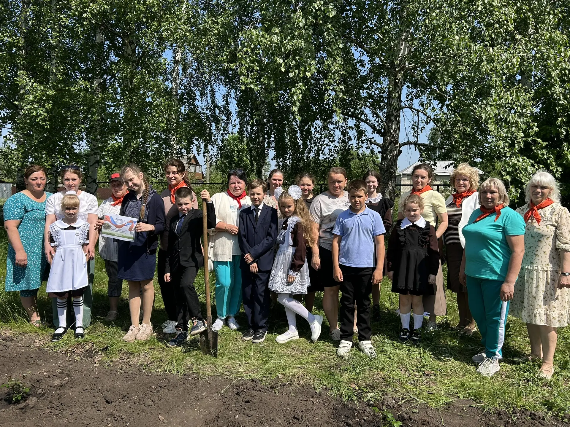 Сегодня учащиеся, родители и педагоги школы принимали участие во Всероссийской акции "Сад - связь по