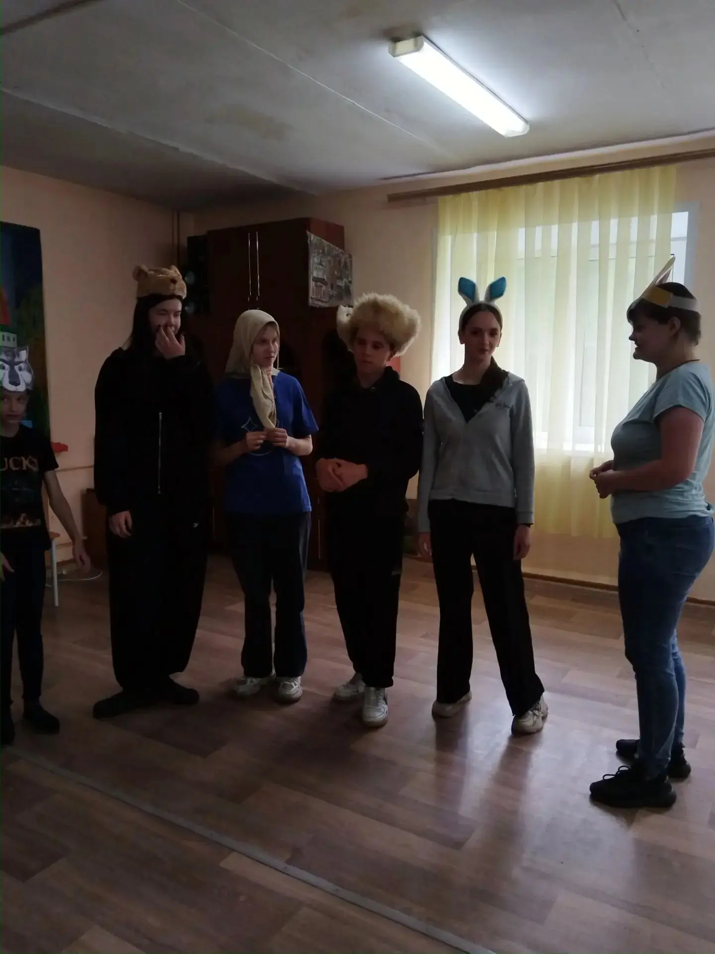 Дни в пришкольном лагере. Путешествие в мир сказок, побывали в роли сказочных героев,выбирали Короля