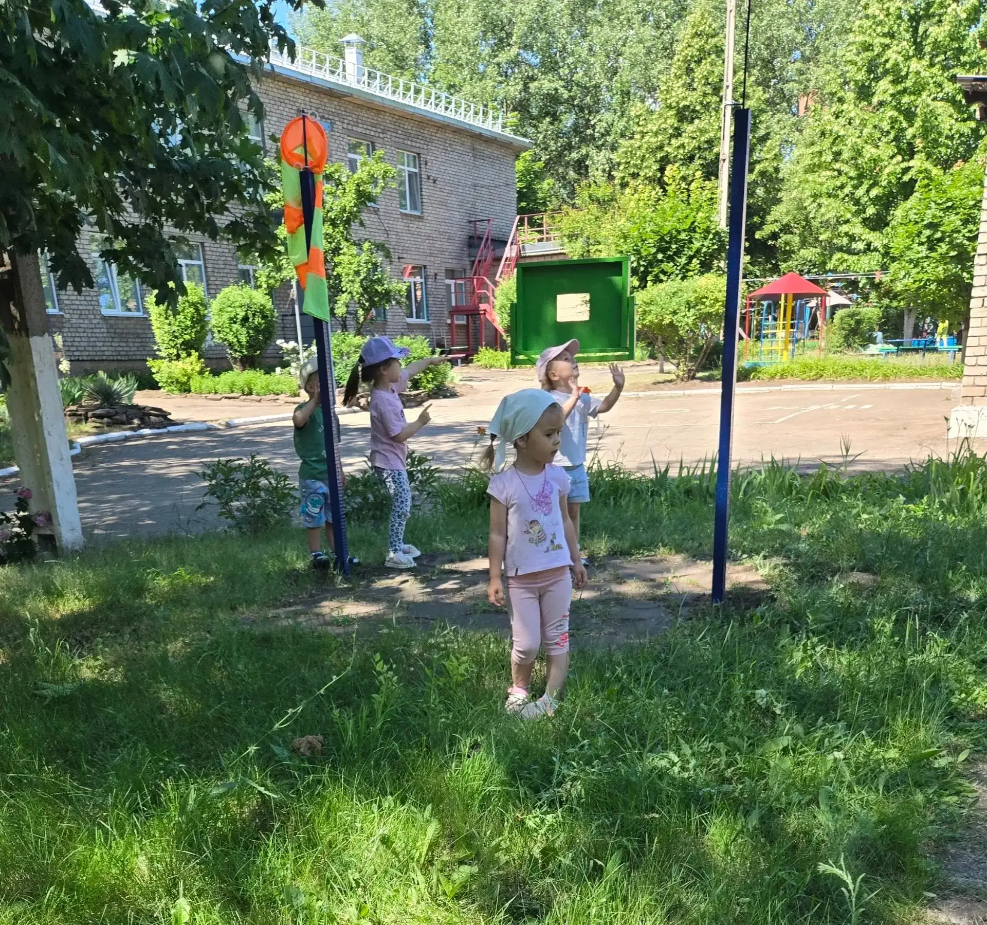 Во время летнего оздоровительного сезона легко прививать детям раннего возраста интерес к ежедневным