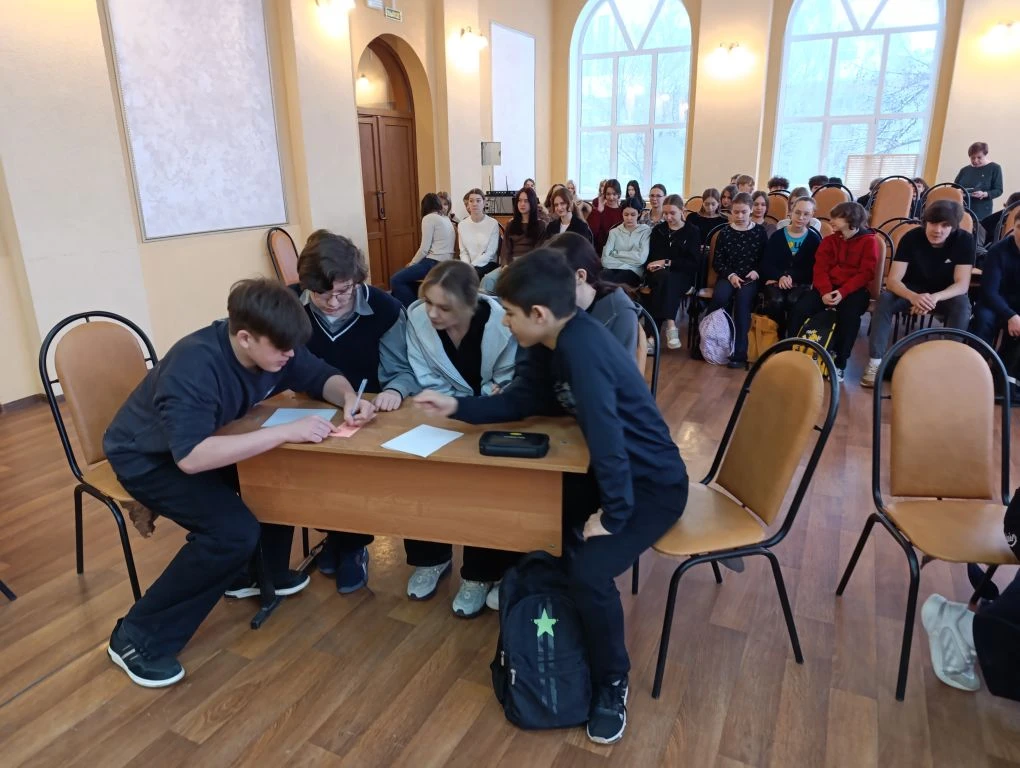 У нас сегодня в школе кипели страсти! Девятиклассники и десятиклассники сражались в геометрическом т