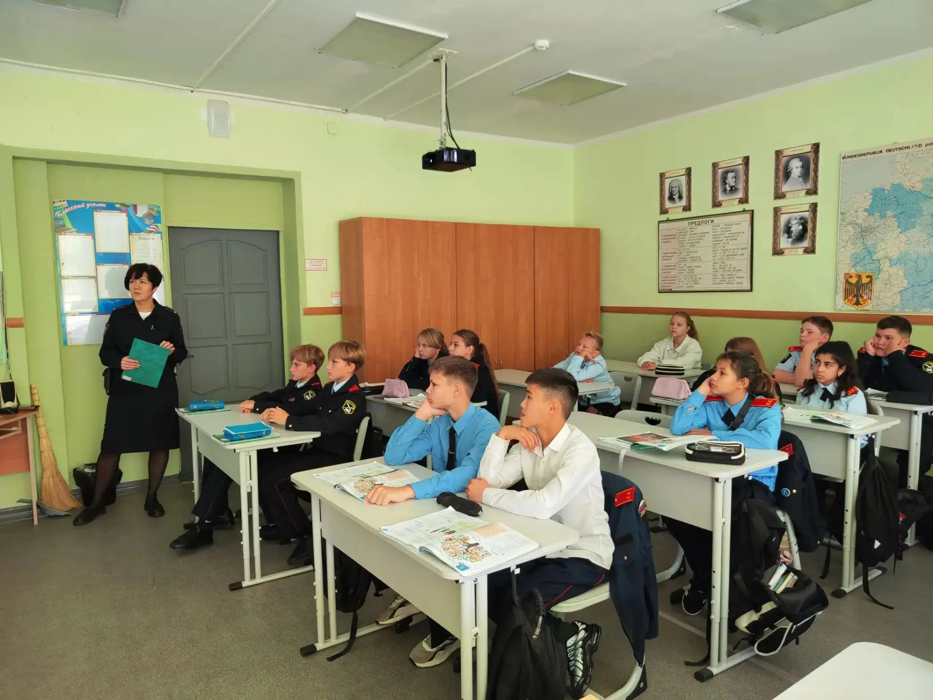 В 6‑м кадетском классе прошло занятие о терроризме — его провела подполковник полиции Е...