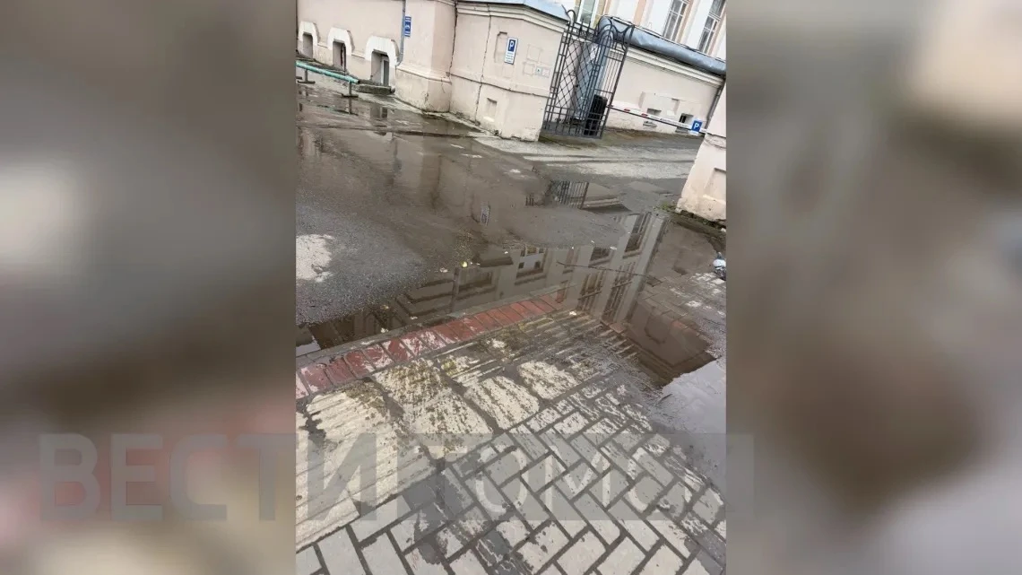Томичи пожаловались на лужи, которые уже несколько месяцев разливаются по тротуару на п...