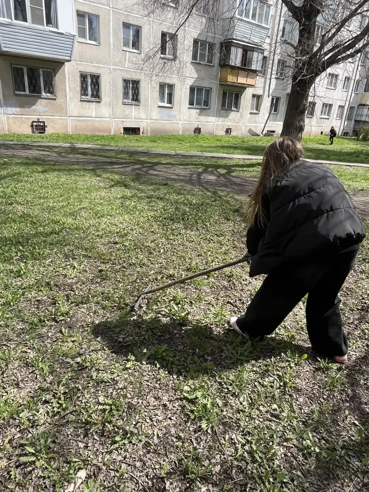 🌳 ЧЕРЕДА СУББОТНИКОВ ПРОДОЛЖАЕТСЯ!  Сегодня учащиеся 10 «А» класса провели субботник в одном из скве