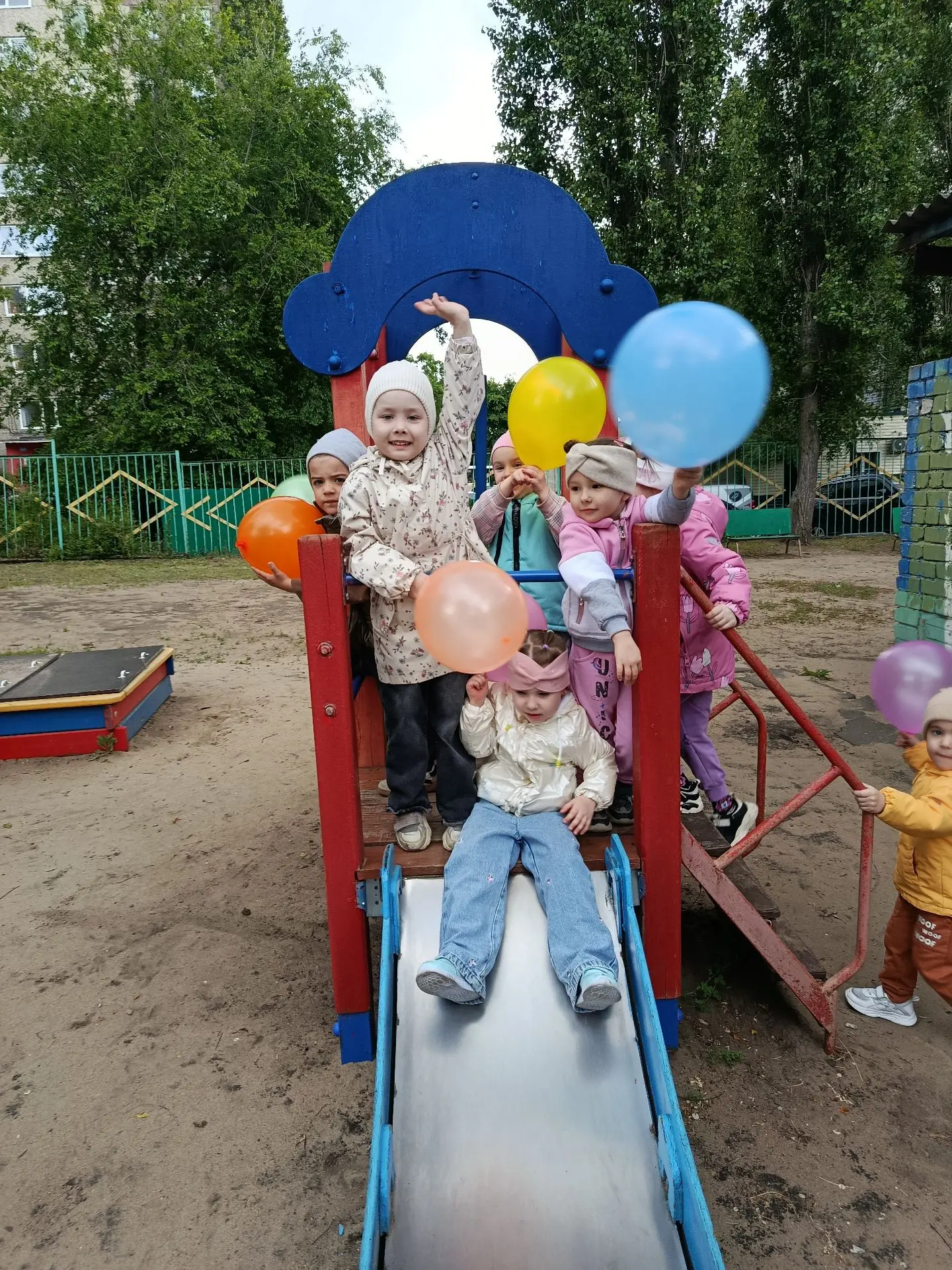 "Чудесный день защиты деток
Не зря нам открывает лето!
Важнейшей теме посвящен,
Прекрасно вдохновляе