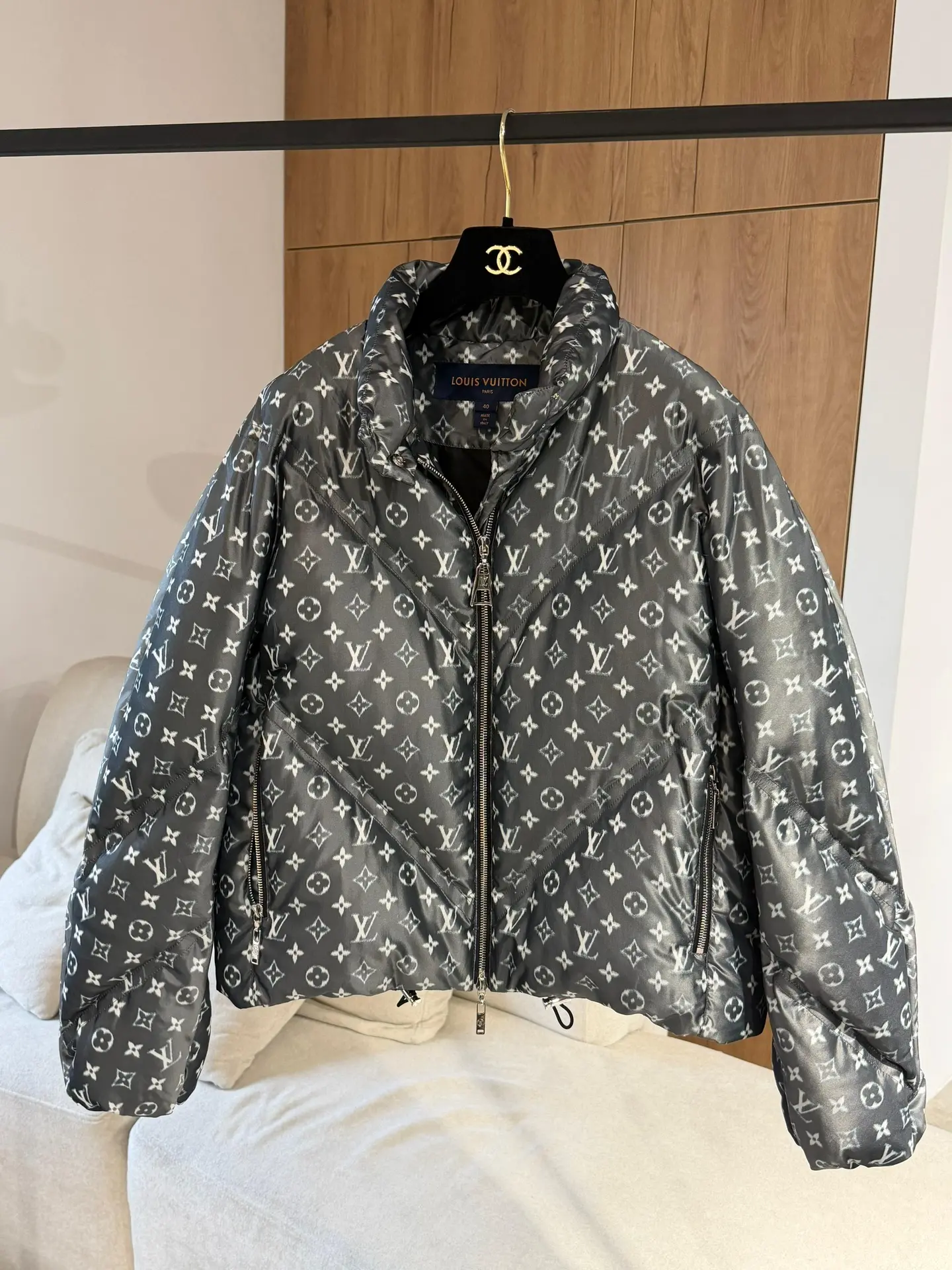#6770

Пуховик Louis Vuitton 
40fr на 44/46 росс
В новом состоянии 
Потрясающе смотрится
Цена 202.50