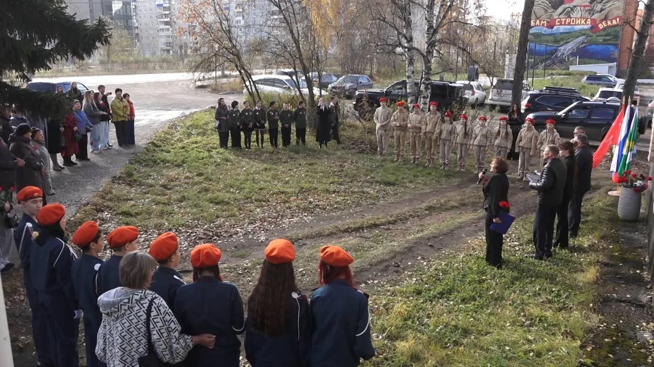 На фасаде здания Управления Образованием была установлена мемориальная доска Михаилу Ал...