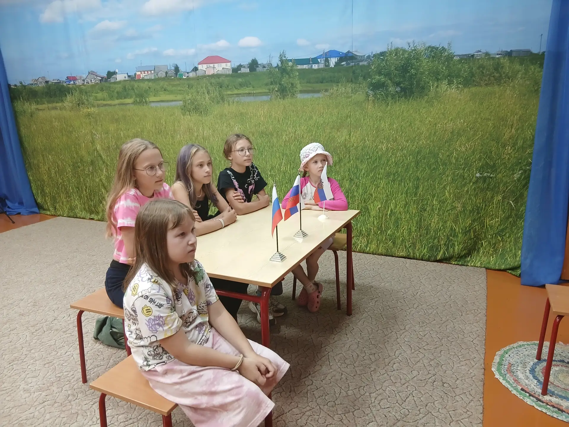 🇷🇺 В Клубе «Гармония» прошёл познавательный час ко Дню флага! 🇷🇺