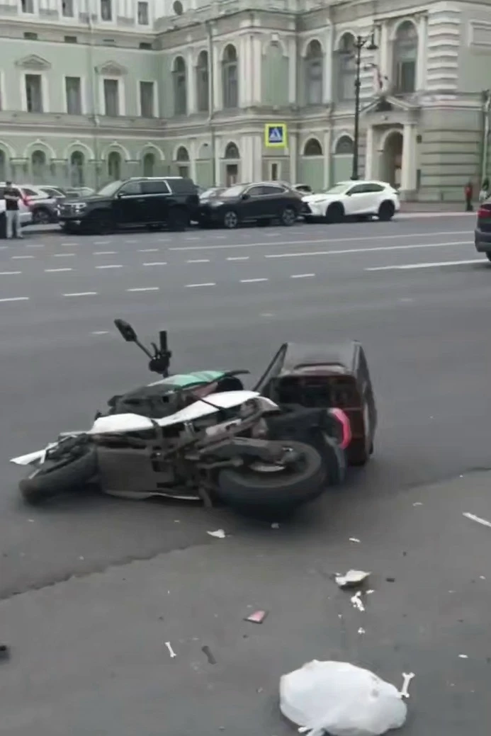 Курьер серьёзно пострадал в ДТП с такси