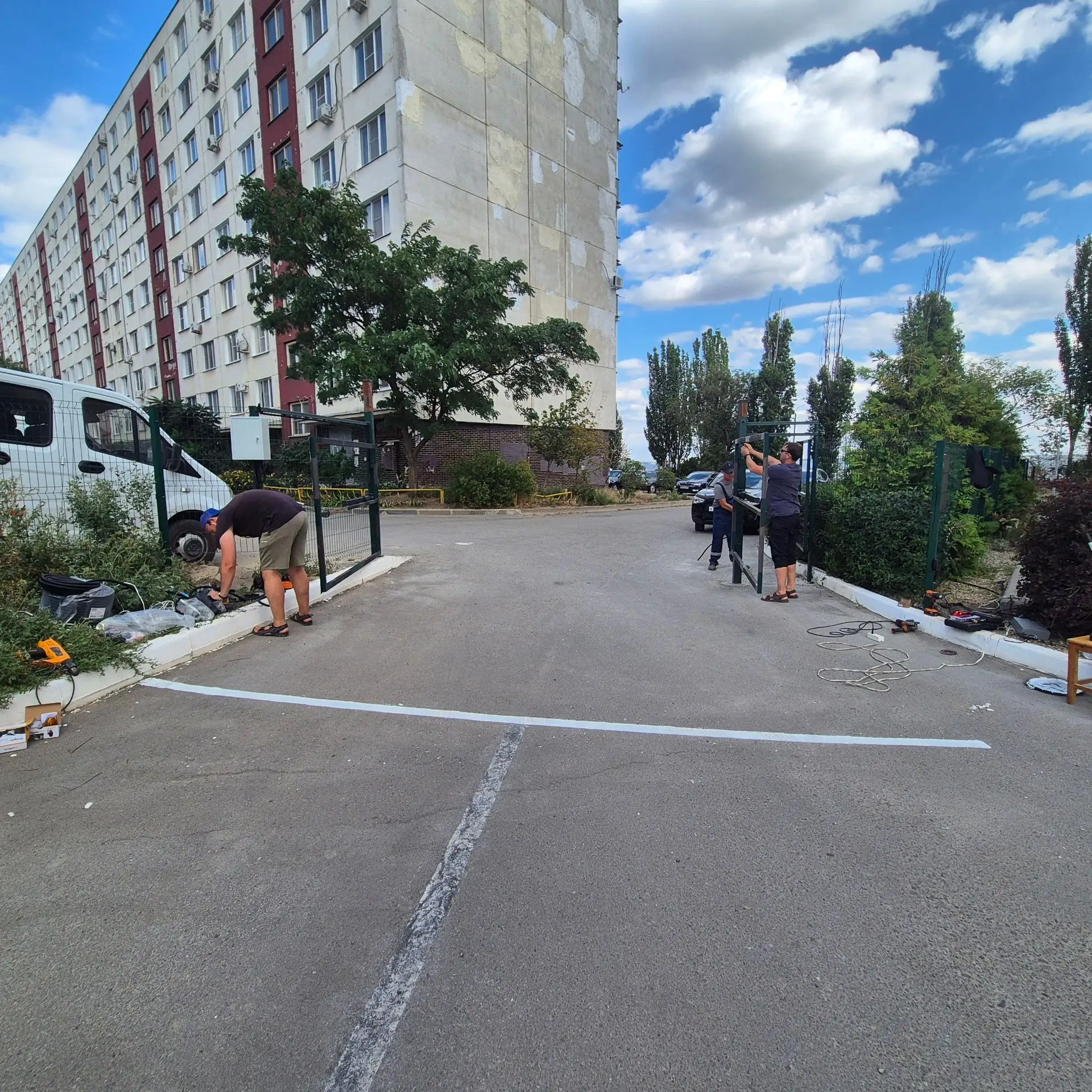 НАРИСОВАЛИ стоп линию БЕЛЫМ цветом, требуется остановиться ПЕРЕД ней при выезде со двор...