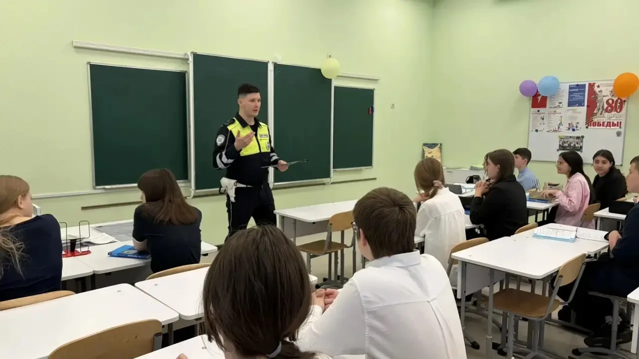 🚦 Безопасность прежде всего: урок от профессионала для восьмиклассников  На этой неделе для учеников